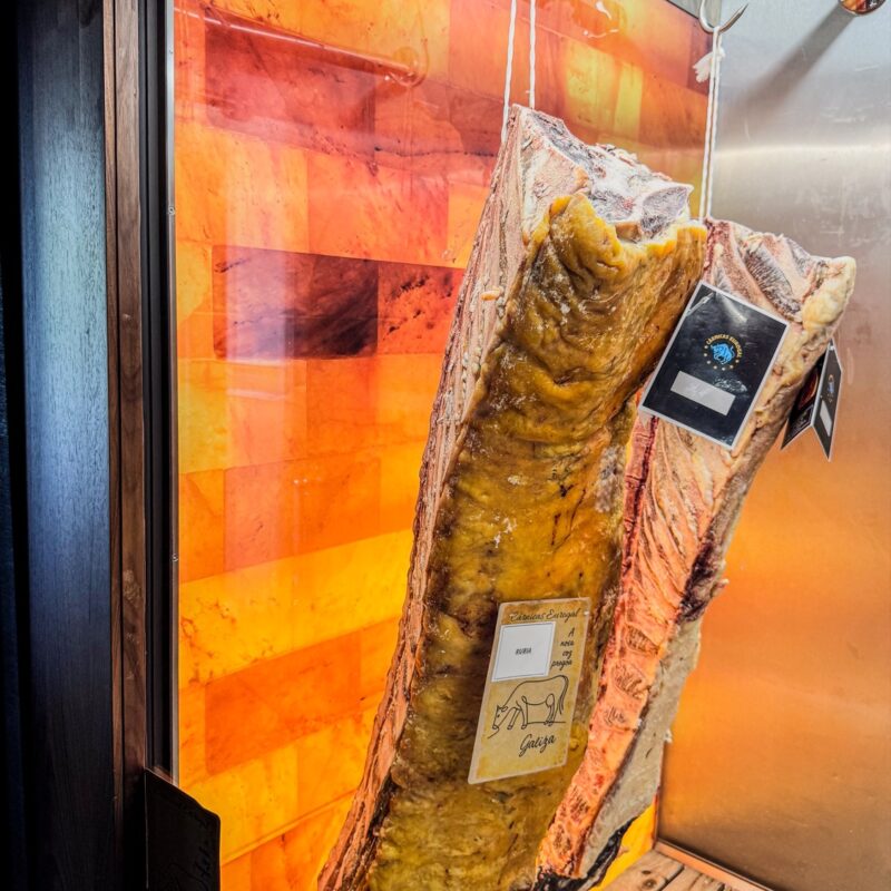 Pieza de carne de vacuno madurando en la cámara de maduración