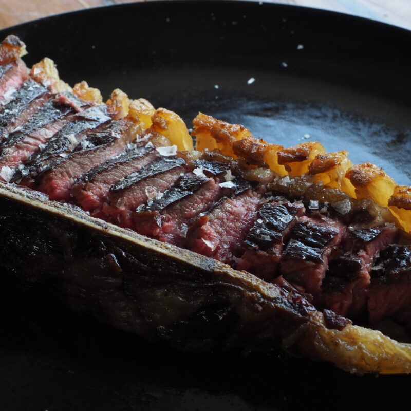 Chuletón de vaca madurada a la brasa cortado en lonchas con sal en escamas