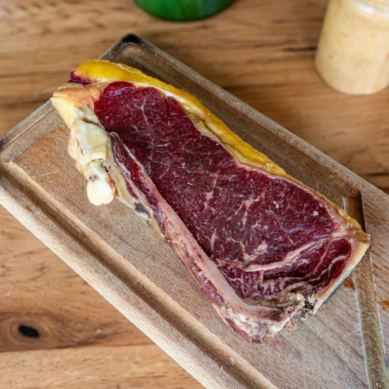 Chuletón de vaca madurada sobre tabla de madera