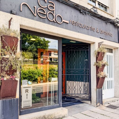 Fachada y entrada de Canedo restaurante & brasería en Lugo