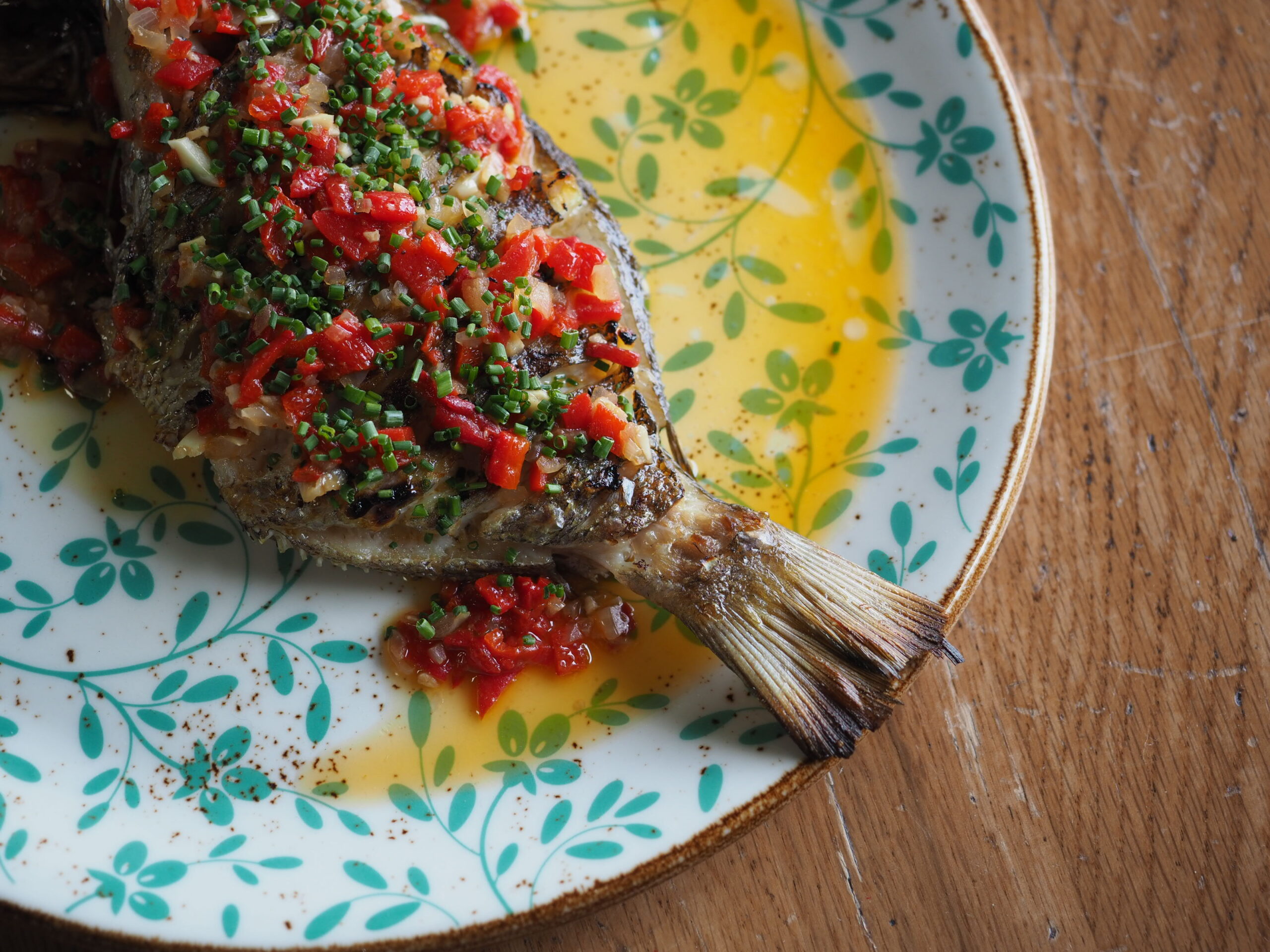 Pescado salvaje a la brasa Pescado salvaje a la brasa servido entero con vinagreta y cebollino