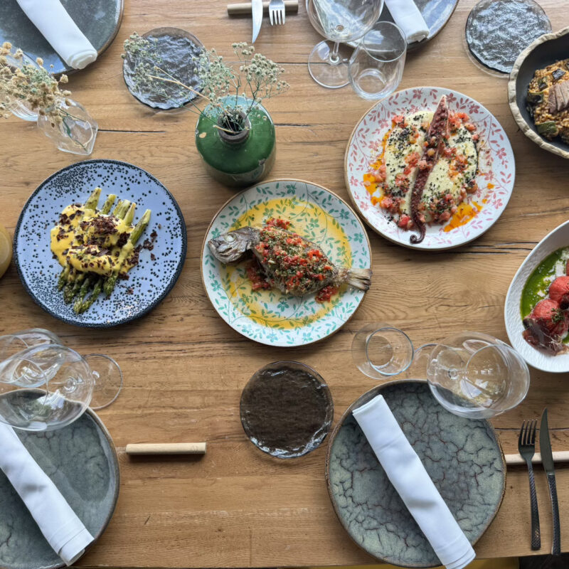 Vista cenital de una mesa con varios platos de la carta de Canedo Restaurante