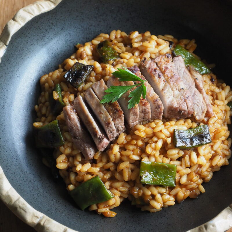 Presa de porco celta a la brasa sobre arroz meloso de judías verdes