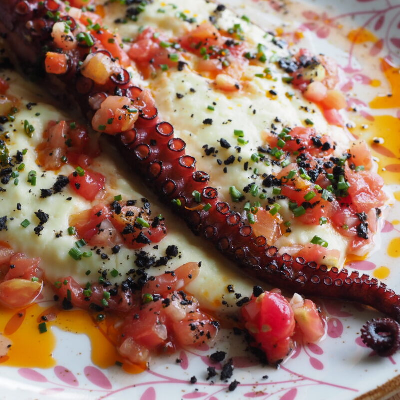 Pulpo a la brasa con salsa vierge, aceituna negra y parmentier