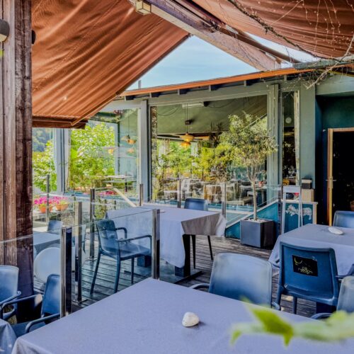 Terraza cubierta de Canedo Restaurante con mesas montadas